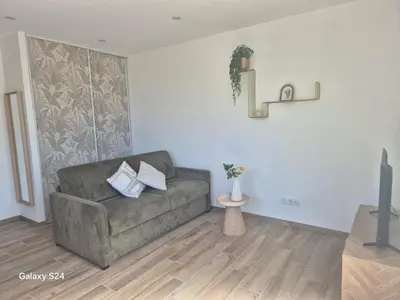 Coin salon dans l'établissement Appartement T2 avec jardin - Saint Maurice l'Exil
