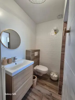 Salle de bains dans l'établissement Appartement T2 avec jardin - Saint Maurice l'Exil