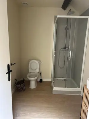 Salle de bains dans l'établissement Appartement 2 chambres gare chateaucreux