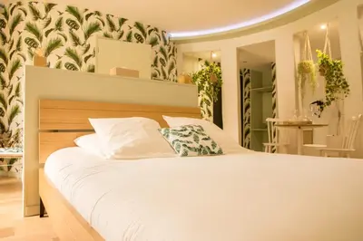 Un ou plusieurs lits dans un hébergement de l'établissement LOVEROOM & SPA & André