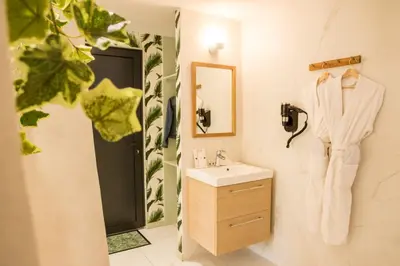Salle de bains dans l'établissement LOVEROOM & SPA & André