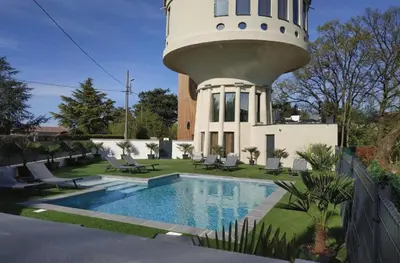 Piscine de l'établissement LOVEROOM & SPA &René ou située à proximité