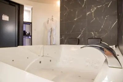 Salle de bains dans l'établissement LOVE ROMM & SPA & Oscar