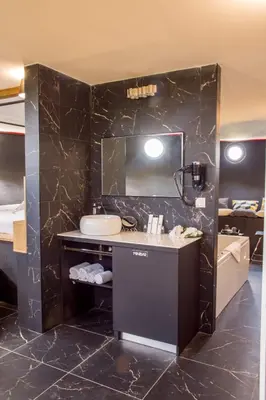 Salle de bains dans l'établissement LOVE ROMM & SPA & Oscar
