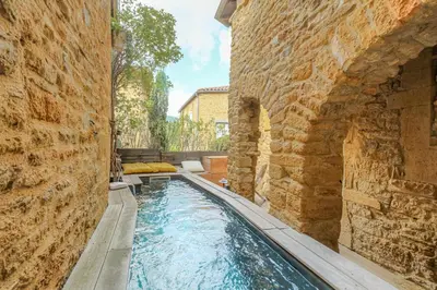 Piscine de l'établissement L'Arche Dorée ou située à proximité