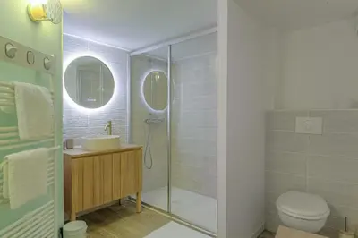 Salle de bains dans l'établissement L'Arche Dorée
