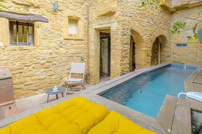 Piscine de l'établissement L'Arche Dorée ou située à proximité