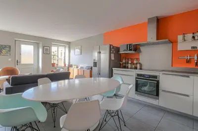 Cuisine ou kitchenette dans l'établissement Le Retro & Pierres Dorées