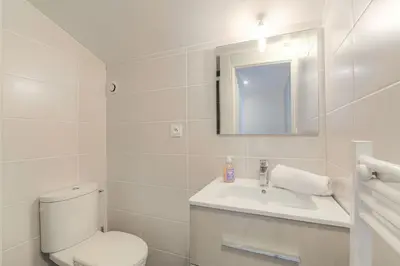 Salle de bains dans l'établissement Le Retro & Pierres Dorées