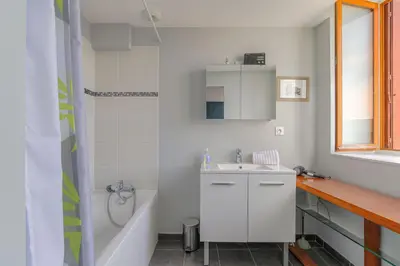 Salle de bains dans l'établissement Le Retro & Pierres Dorées