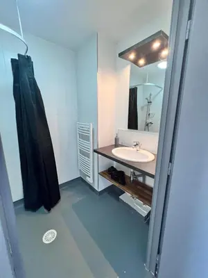 Un ou plusieurs lits dans un hébergement de l'établissement Studio tout équipé à Villeurbanne