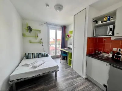 Cuisine ou kitchenette dans l'établissement Studio tout équipé à Villeurbanne