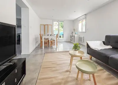 Télévision ou salle de divertissement dans l'établissement Jardin calme à 30min de Lyon