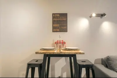 Coin salon dans l'établissement LE REFUGE - STUDIO coeur Presqu'île