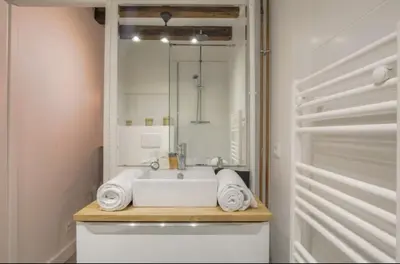 Salle de bains dans l'établissement LE REFUGE - STUDIO coeur Presqu'île