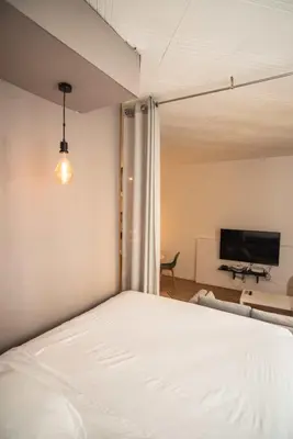 Télévision ou salle de divertissement dans l'établissement Beautiful Studio in the Heart of Lyon