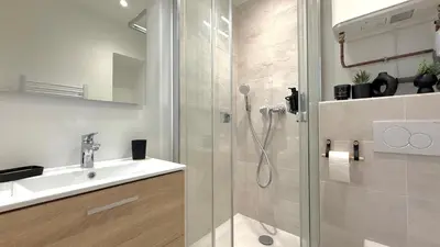 Salle de bains dans l'établissement Le Doré Central WiFi