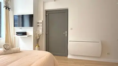 Télévision ou salle de divertissement dans l'établissement Le Doré Central WiFi