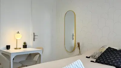 Un ou plusieurs lits dans un hébergement de l'établissement Le Doré Central WiFi
