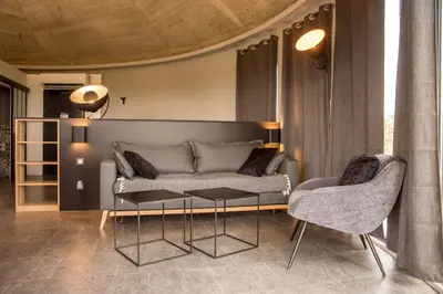 Coin salon dans l'établissement LOVE ROOM & SPA & Lloyd