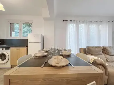 Cuisine ou kitchenette dans l'établissement Appartement Avec Balcon & Jardin