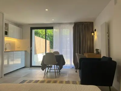 Coin salon dans l'établissement Studio neuf dans un écrin de verdure