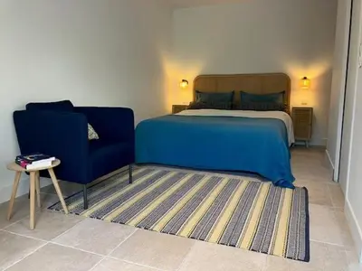 Un ou plusieurs lits dans un hébergement de l'établissement Studio neuf dans un écrin de verdure