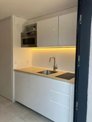 Cuisine ou kitchenette dans l'établissement Studio neuf dans un écrin de verdure