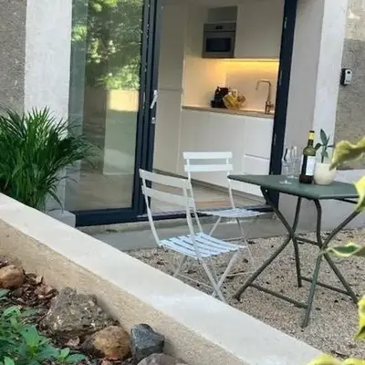 Studio neuf dans un écrin de verdure