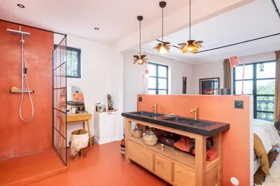Cuisine ou kitchenette dans l'établissement L’Intemporel Bright family home with exceptional pool and view