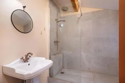 Salle de bains dans l'établissement L’Intemporel Bright family home with exceptional pool and view