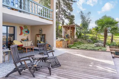 Jardin de l'établissement L’Intemporel Bright family home with exceptional pool and view