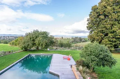Piscine de l'établissement L’Intemporel Bright family home with exceptional pool and view ou située à proximité