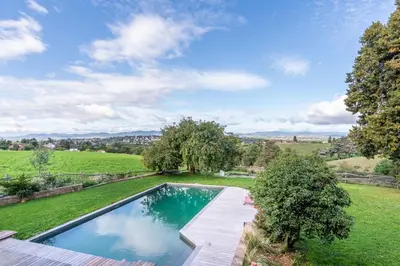 Piscine de l'établissement L’Intemporel Bright family home with exceptional pool and view ou située à proximité