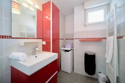 Plan de l'établissement Bright, 2 bedrooms, central, garage and balcony