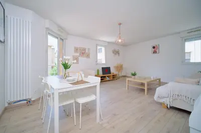 Plan de l'établissement Bright, 2 bedrooms, central, garage and balcony