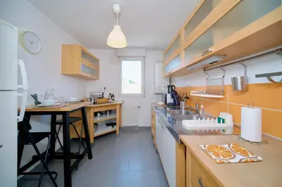 Plan de l'établissement Bright, 2 bedrooms, central, garage and balcony