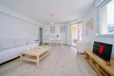 Plan de l'établissement Bright, 2 bedrooms, central, garage and balcony