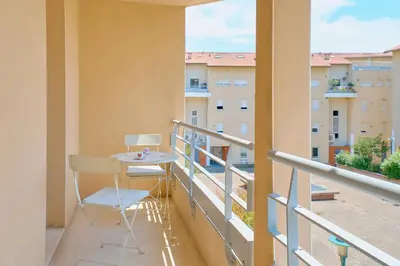 Plan de l'établissement Bright, 2 bedrooms, central, garage and balcony