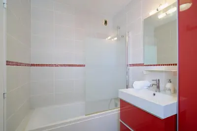 Plan de l'établissement Bright, 2 bedrooms, central, garage and balcony