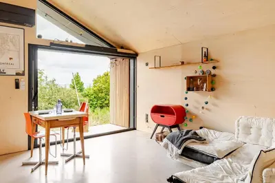 Coin salon dans l'établissement Cocon nature, clim & home cinéma