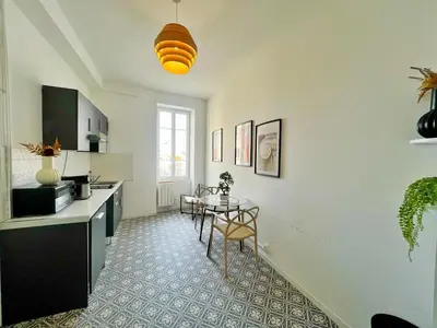 Cuisine ou kitchenette dans l'établissement Suite Barrie - studio 2 personnes - Check in H24 & wifi