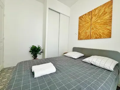 Un ou plusieurs lits dans un hébergement de l'établissement Suite Barrie - studio 2 personnes - Check in H24 & wifi