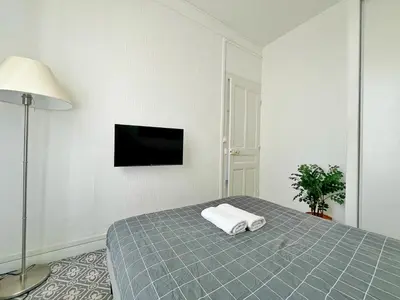 Un ou plusieurs lits dans un hébergement de l'établissement Suite Barrie - studio 2 personnes - Check in H24 & wifi