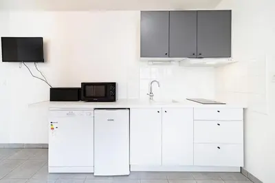 Cuisine ou kitchenette dans l'établissement Bright studio with garage - Valmy District