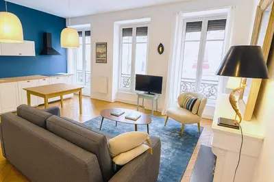 Télévision ou salle de divertissement dans l'établissement Charming bright T2 in the heart of Lyon - Everything within walking distanc