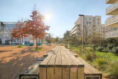 Jardin de l'établissement Charmant et Spacieux proche Groupama Stadium