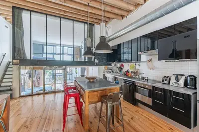 Cuisine ou kitchenette dans l'établissement Large loft with terrace