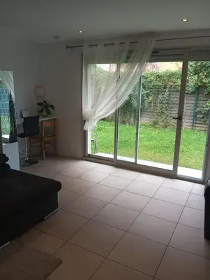 Jardin de l'établissement Studios dans une résidence sécurisée et calme avec place de parking
