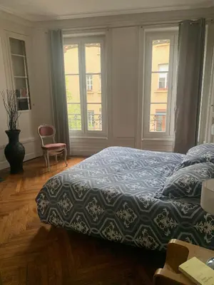 Un ou plusieurs lits dans un hébergement de l'établissement Grand appartement de charme idéalement situé